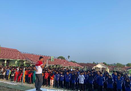 Suasana Apel Pembukaan Sebelum Pembersihan di Area Sekitar Madrasah