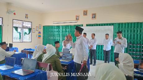 Kegiatan Monitoring Kelas oleh Kepala Madrasah, Junaidi, S.Pd.I, M.Pd. bersama wakil kepala Madrasah